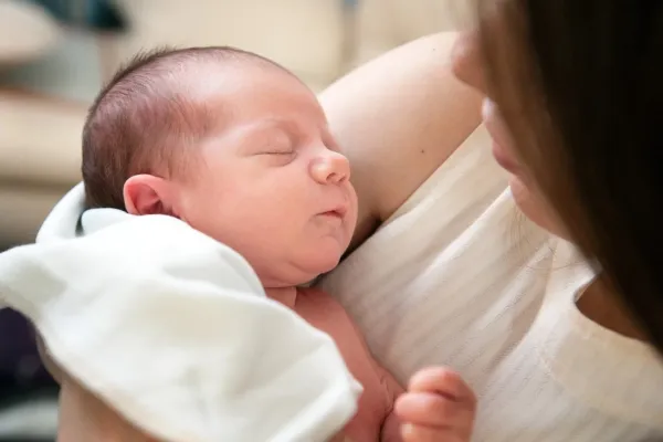 Sữa mẹ là nền tảng dinh dưỡng quan trọng trong 6 tháng đầu