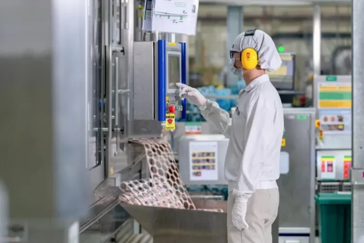 Giải mã "bức tường" hàng trăm bước kiểm nghiệm đằng sau mỗi lon sữa NAN