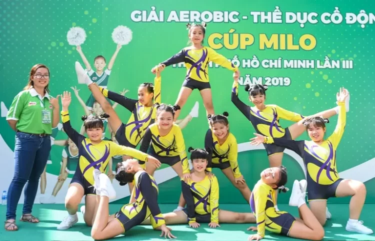 Đằng sau vài phút biểu diễn sôi động là cả quá trình tập luyện kiên trì của các em học sinh.